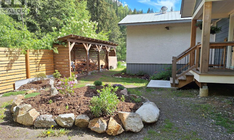 624 Slocan Avenue
