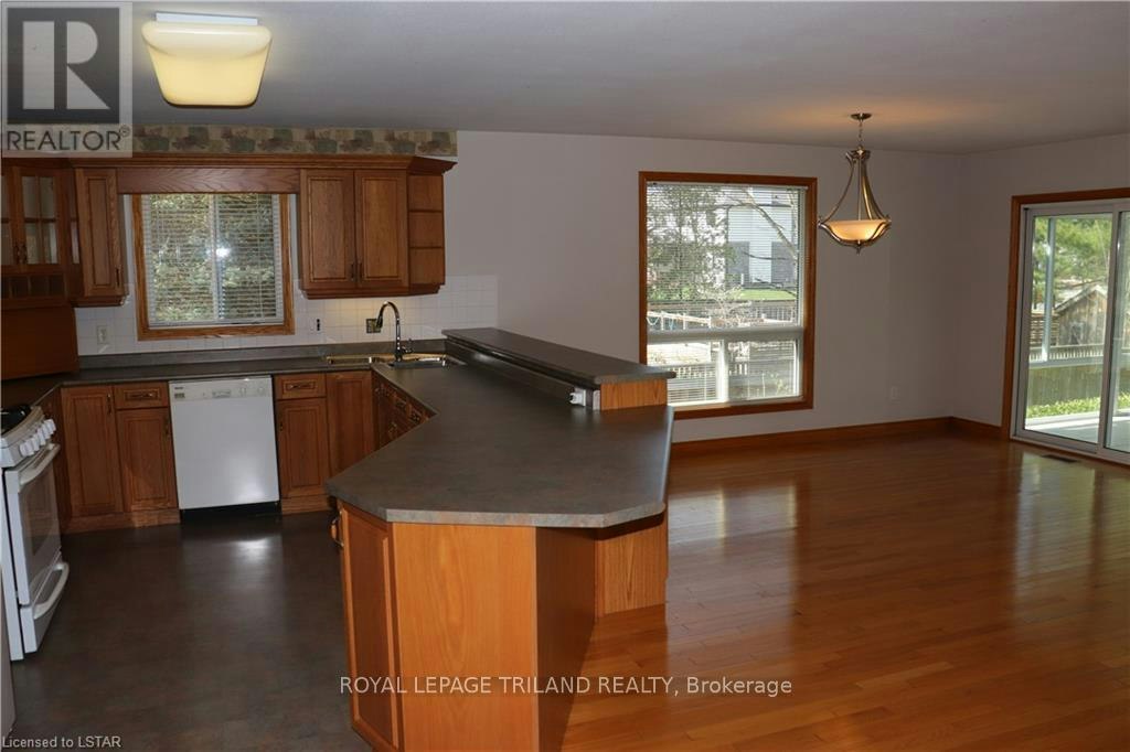 2550 Emerson Street, Strathroy, ON, N0L 1W0 - 4