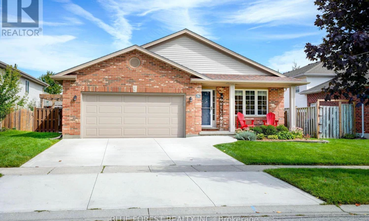 11 Edgewell Crescent