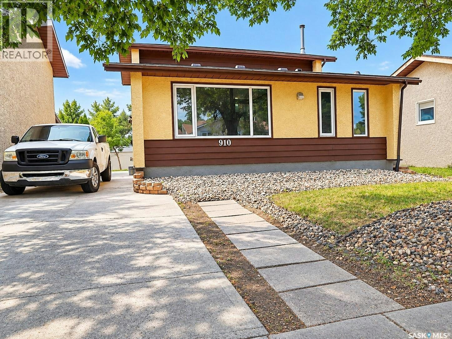 910 Devonshire Drive N, Regina, SK, S4X 2L8