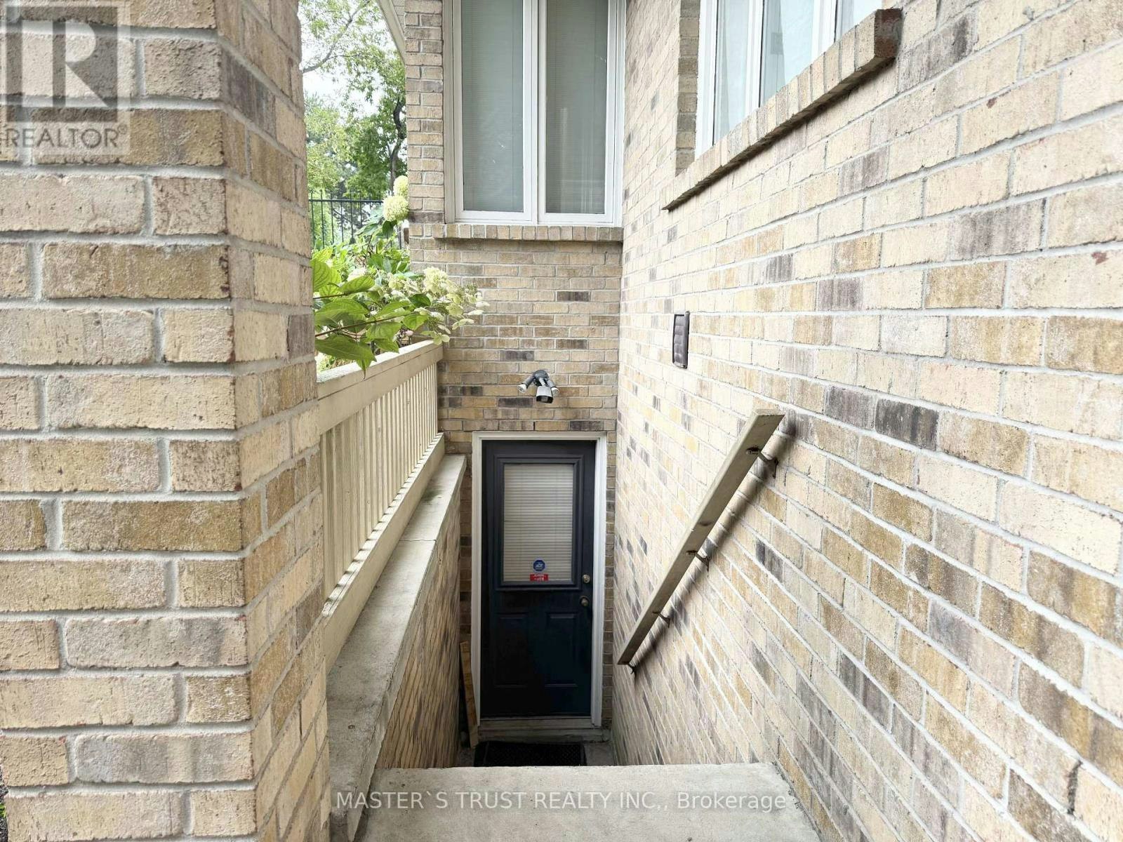 6 Cadmus Road, Toronto, ON, M2M 2M4 - 2