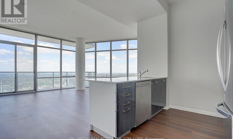 4903-832 Bay Street