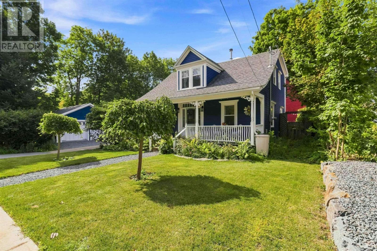 102 Pleasant Street, Mahone Bay, NS, B0J 2E0
