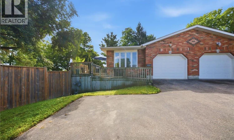 11 Dundas Street W