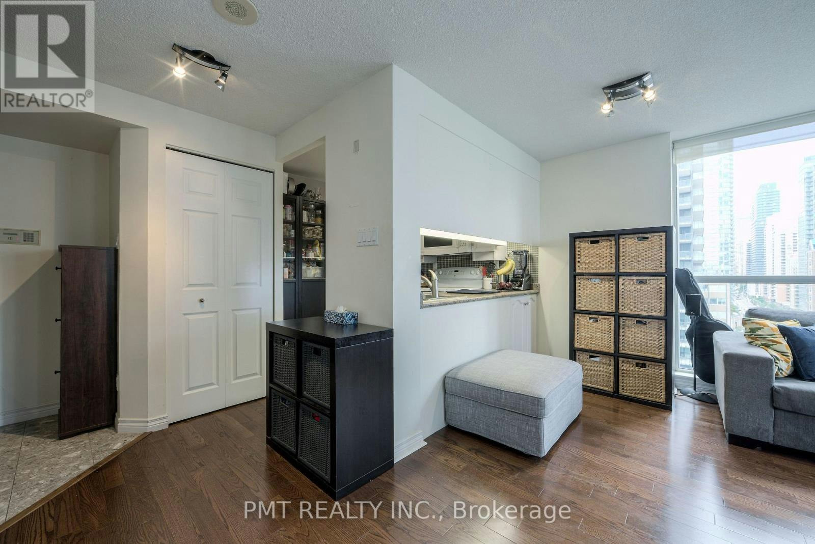 1511-736 Bay Street, Toronto, ON, M5G 2M4 - 11