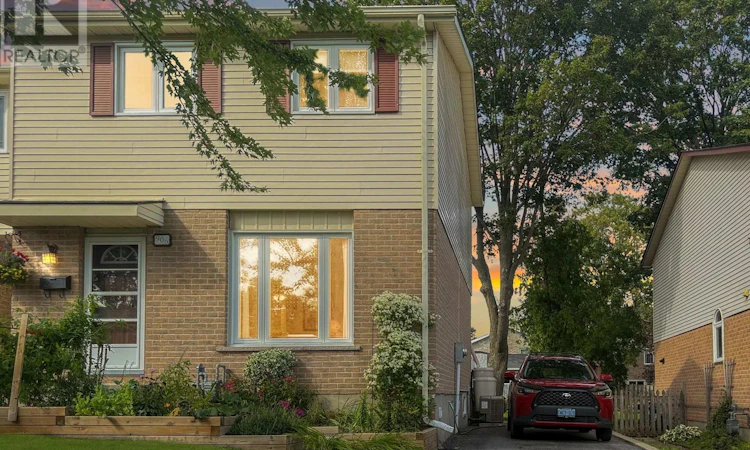 906 Purcell Crescent