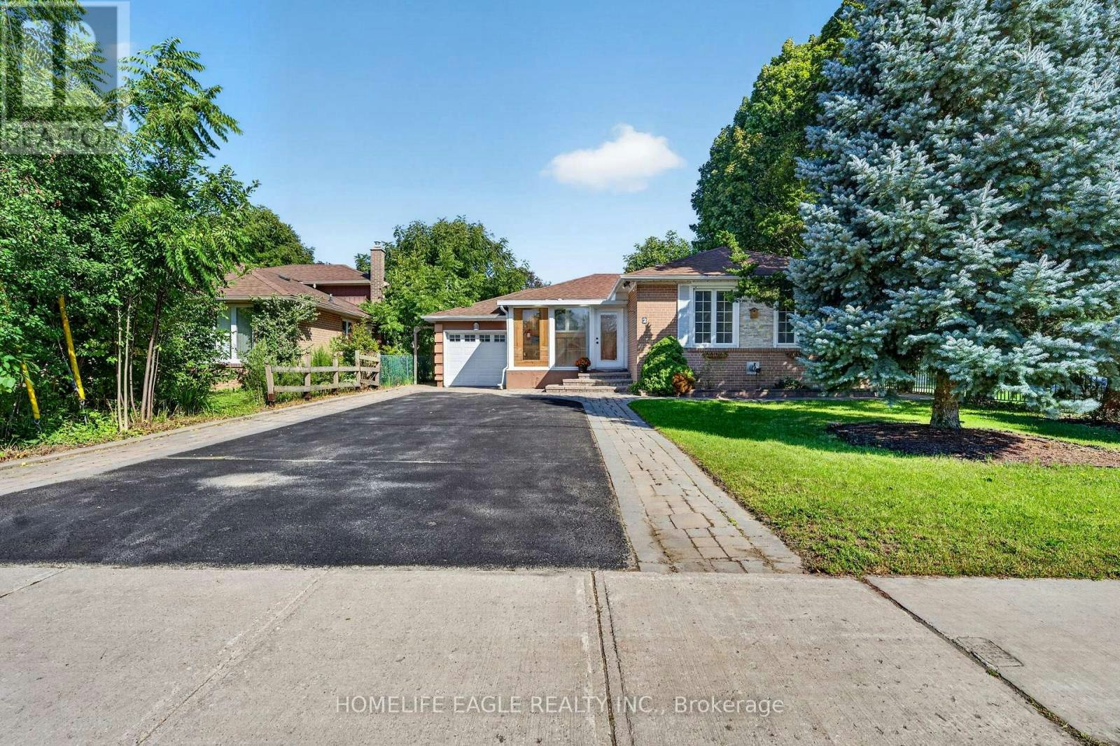 2 Aurora Heights Drive, Aurora, ON, L4G 2W4 - 2