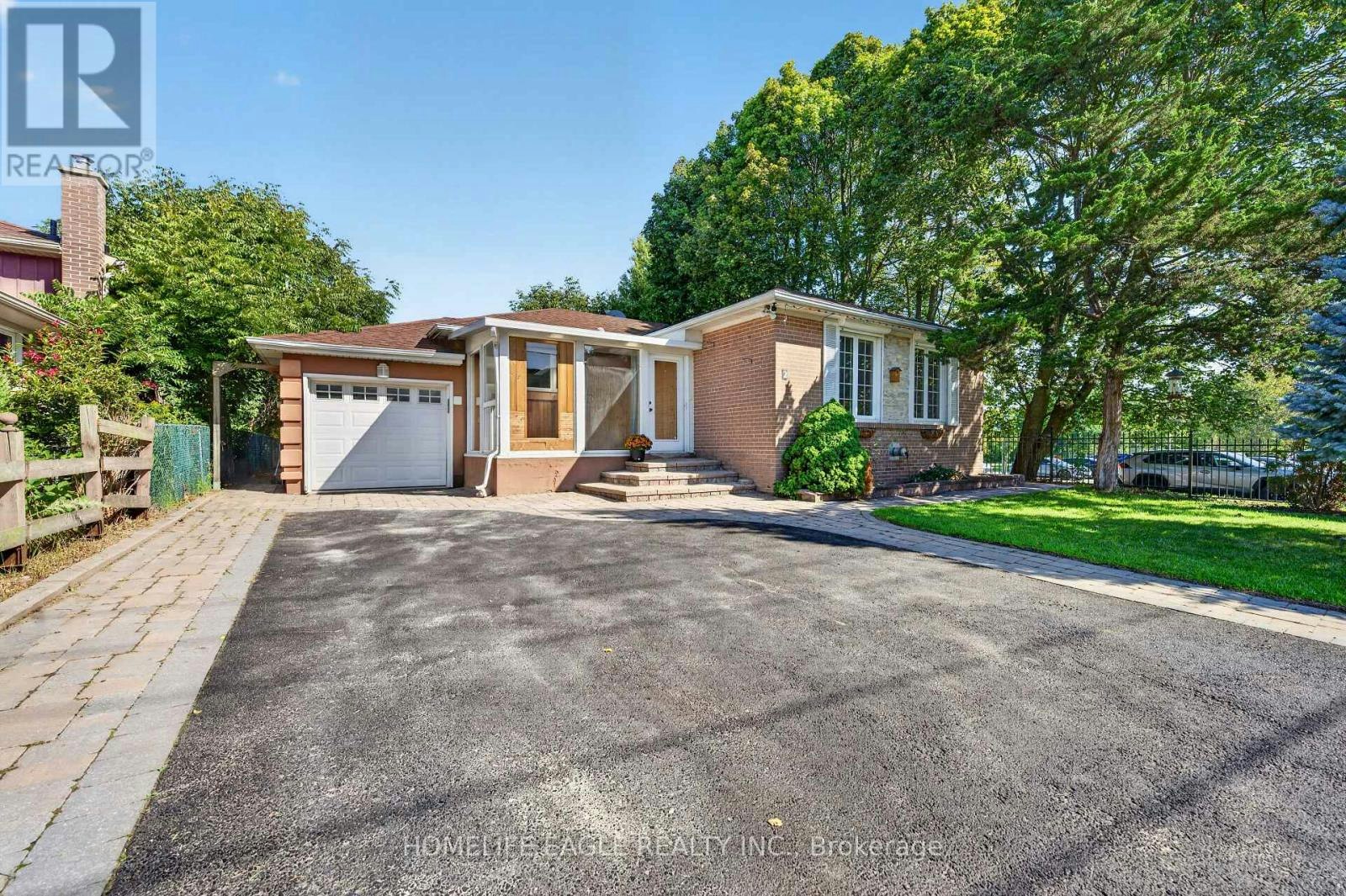 2 Aurora Heights Drive, Aurora, ON, L4G 2W4