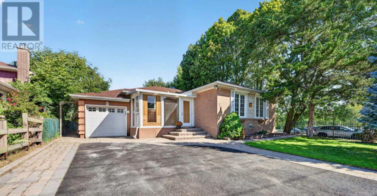 2 Aurora Heights Drive, Aurora, ON, L4G 2W4