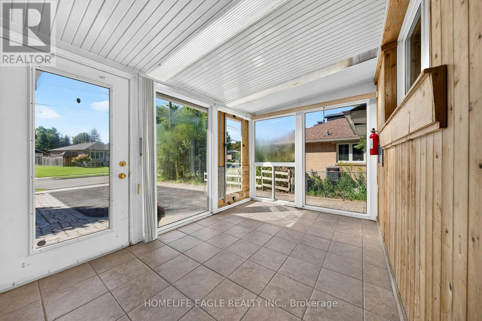 2 Aurora Heights Drive, Aurora, ON, L4G 2W4 - 3