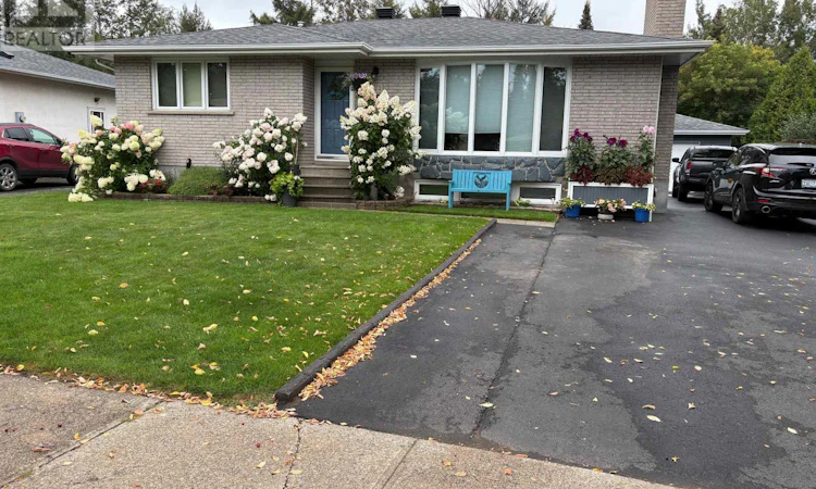 422 Ryerson Crescent