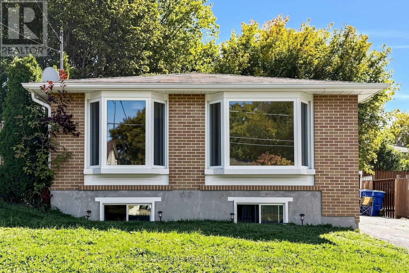 UPPER-807 Greenfield Crescent, Newmarket, ON, L3Y 3B2
