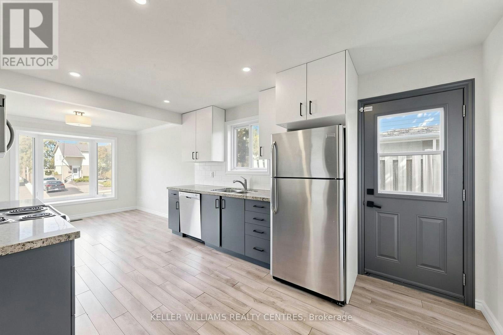 UPPER-807 Greenfield Crescent, Newmarket, ON, L3Y 3B2