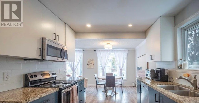 UPPER-807 Greenfield Crescent, Newmarket, ON, L3Y 3B2 - 2