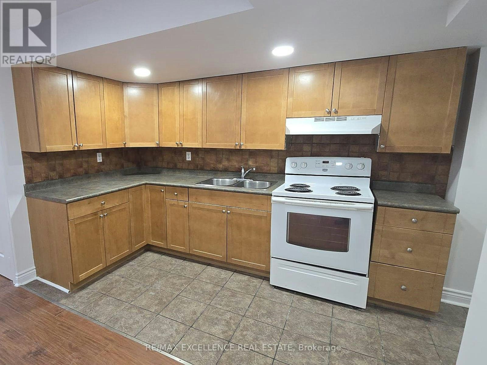 5553 Bonnie Street, Mississauga, ON, L5M 0N7 - 3