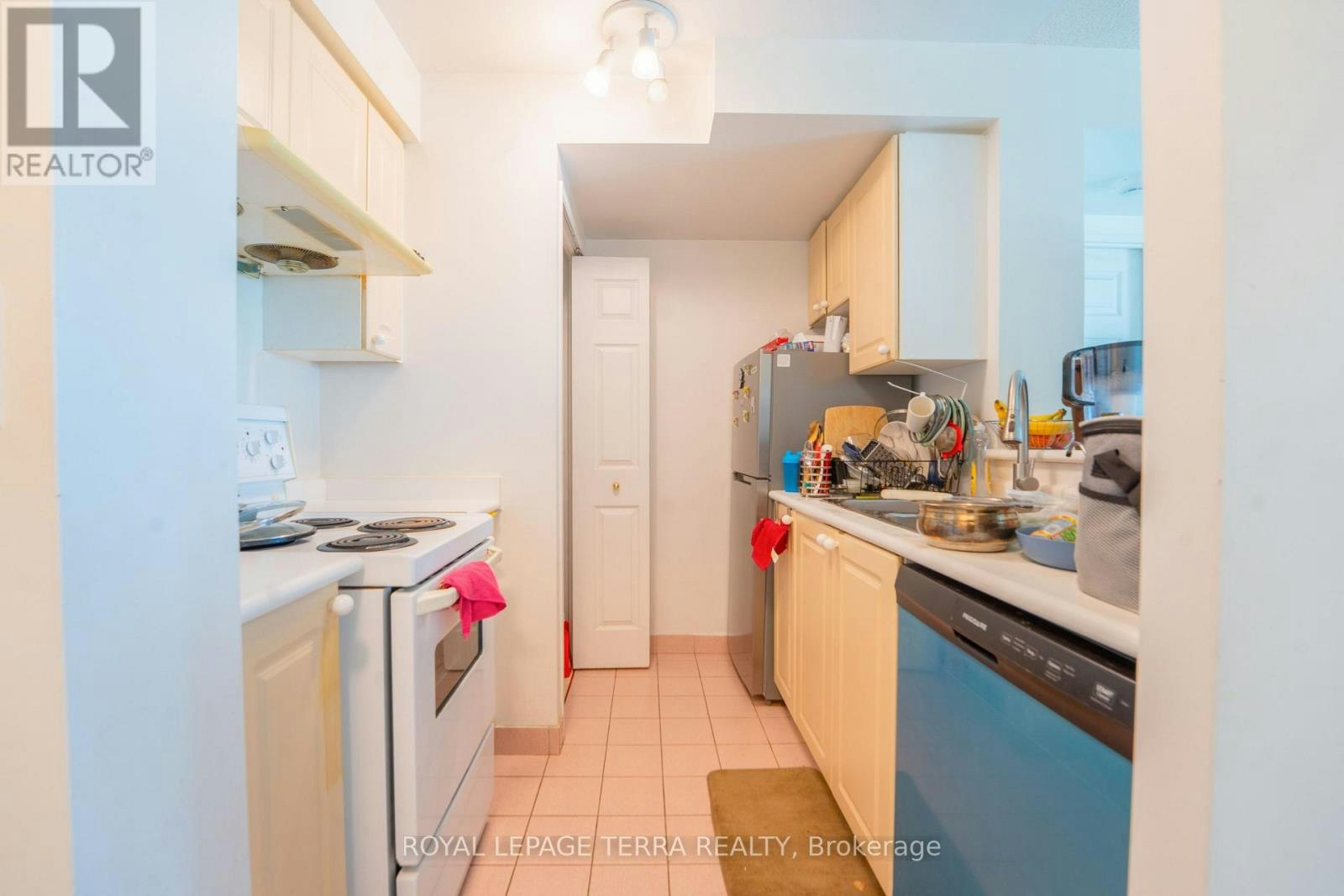 915-8 Lee Centre Drive, Toronto, ON, M1H 3H8 - 11