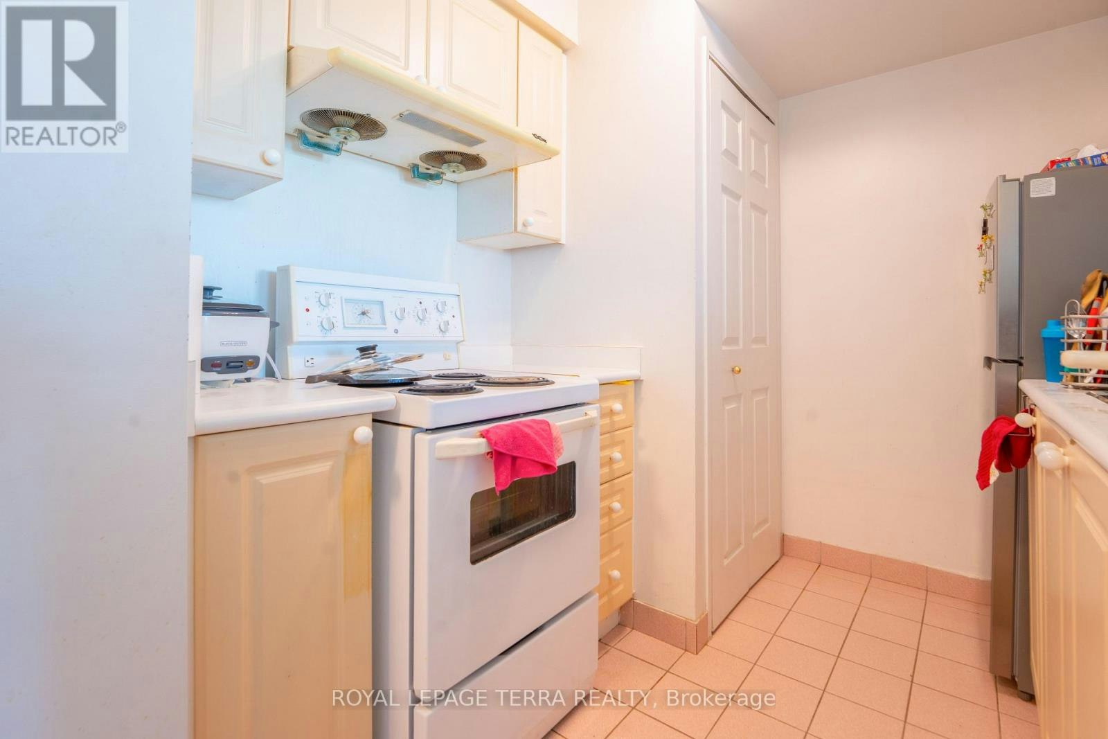 915-8 Lee Centre Drive, Toronto, ON, M1H 3H8 - 8