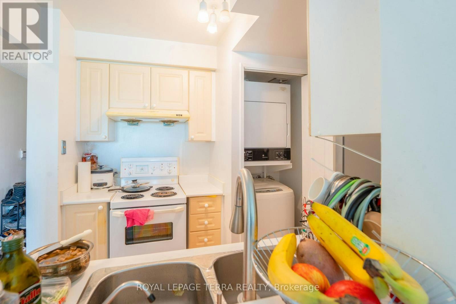 915-8 Lee Centre Drive, Toronto, ON, M1H 3H8 - 9