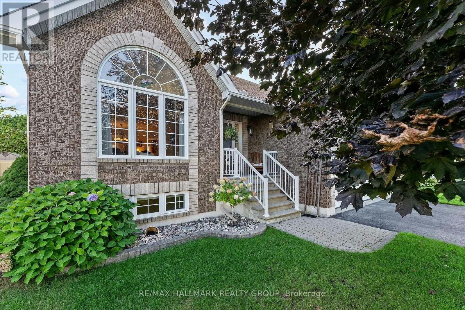 95 Lloydalex Crescent, Ottawa, ON, K2S 2E8