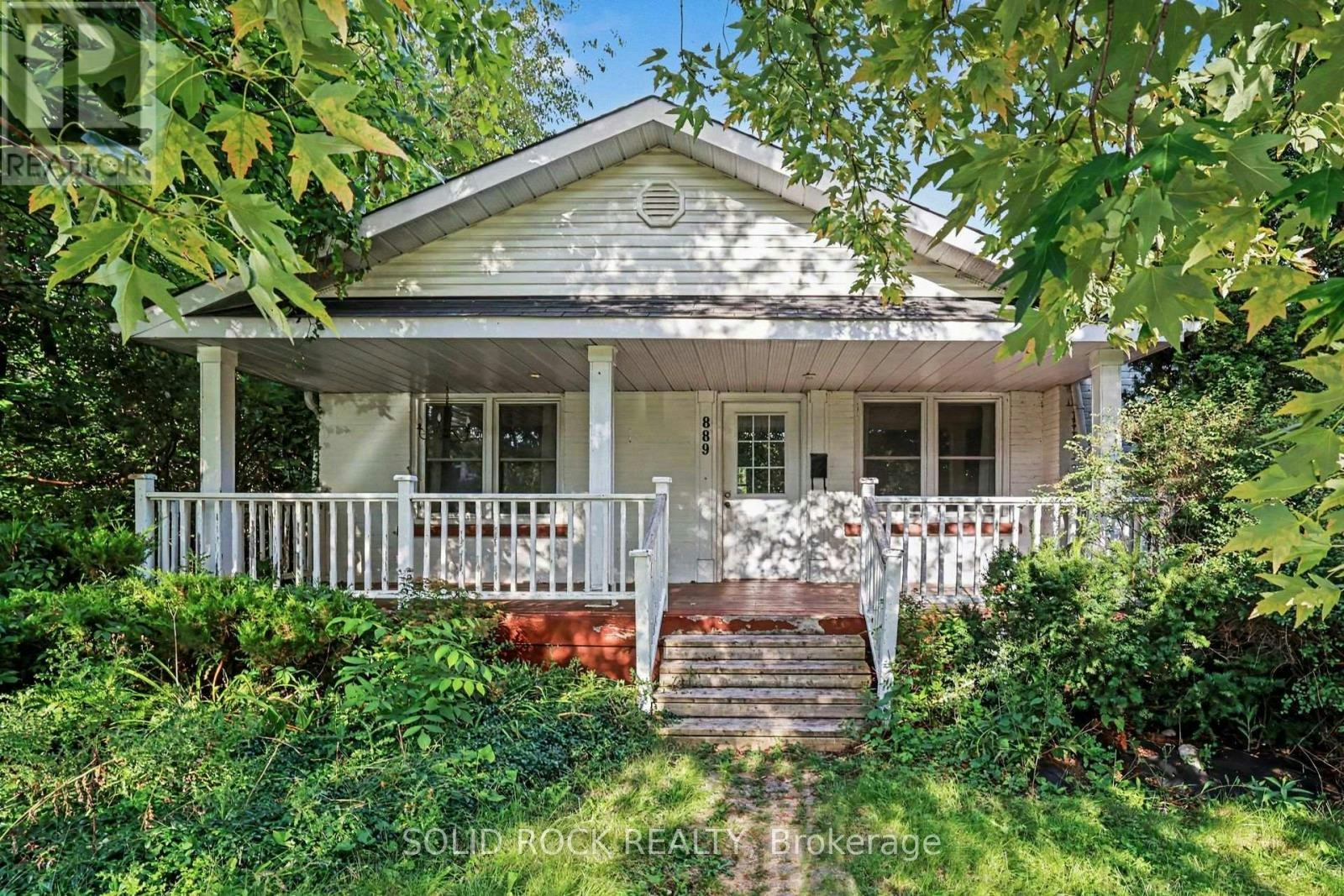 889 Mountainview Avenue, Ottawa, ON, K2B 5G1
