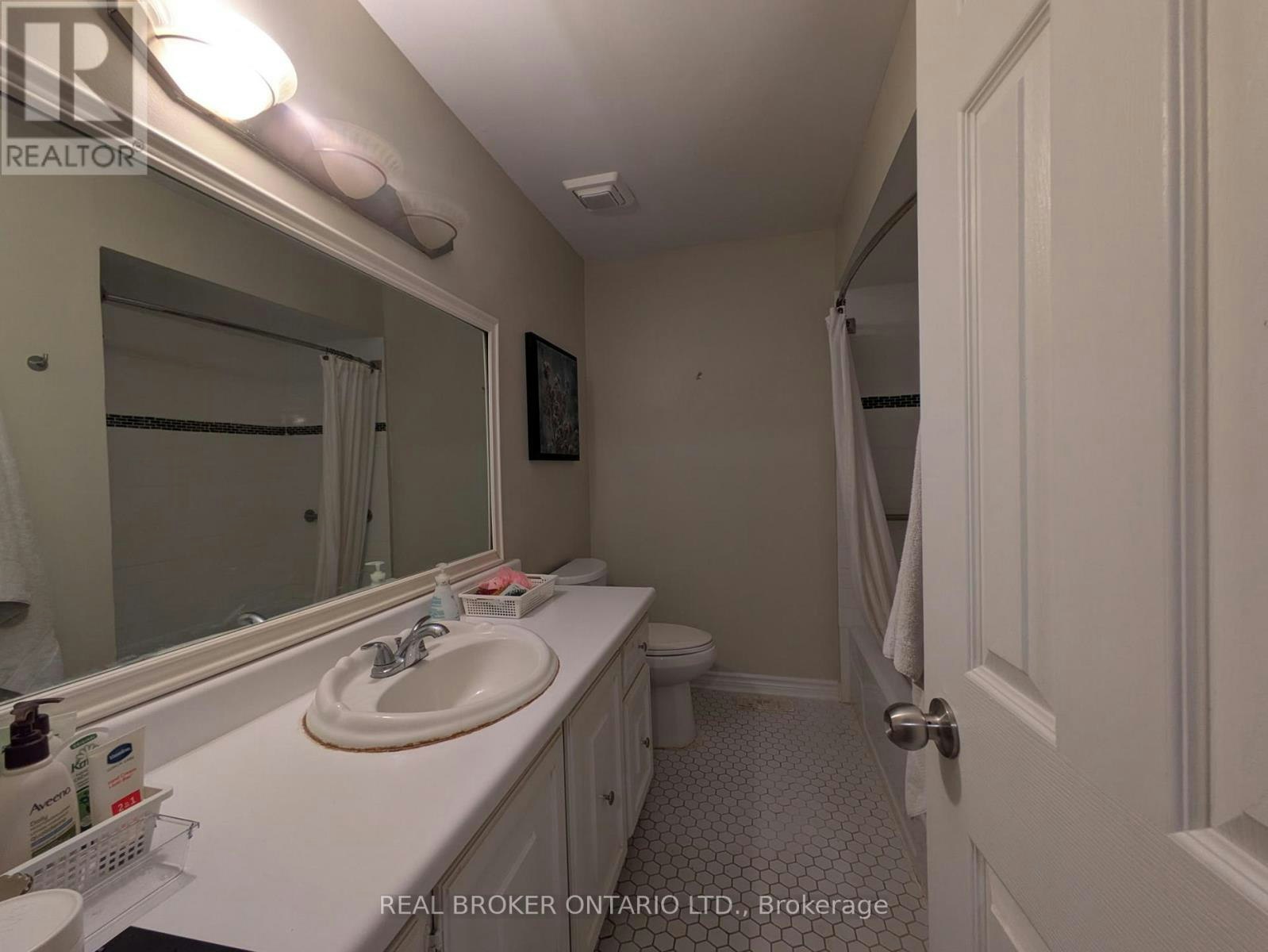 218-1951 Rathburn Road E, Mississauga, ON, L4W 2N9 - 3