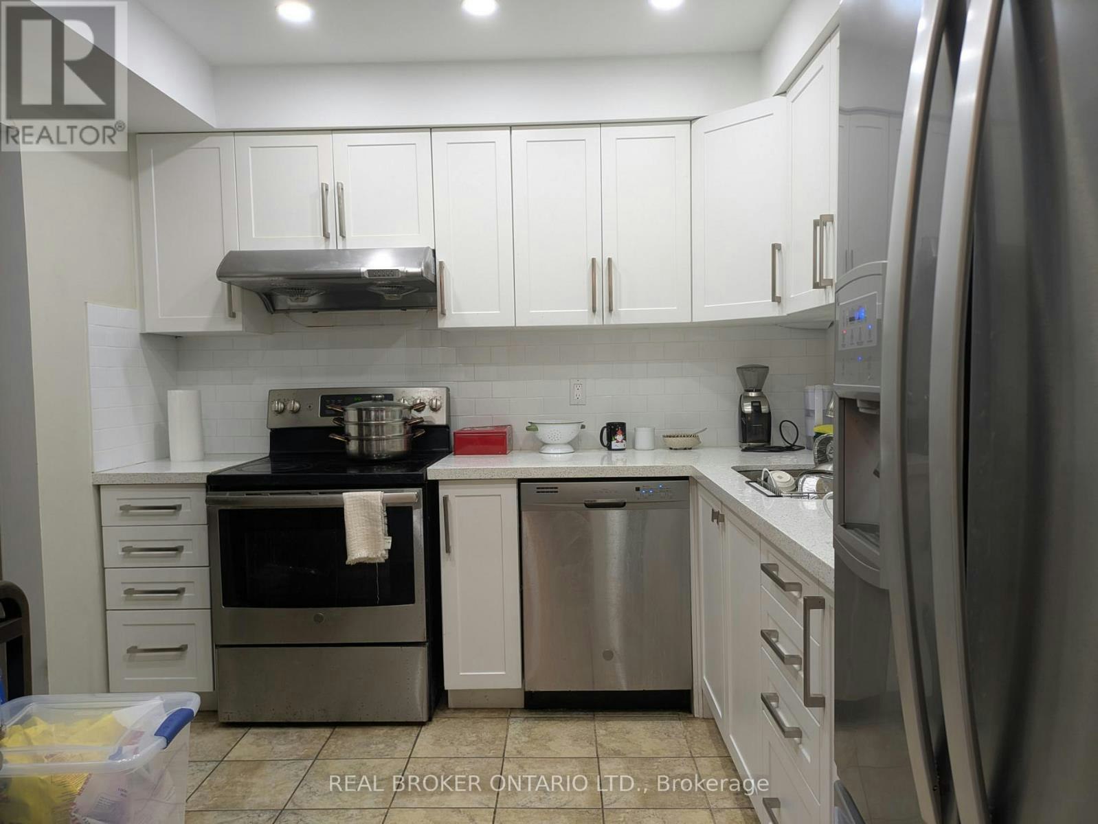 218-1951 Rathburn Road E, Mississauga, ON, L4W 2N9 - 2