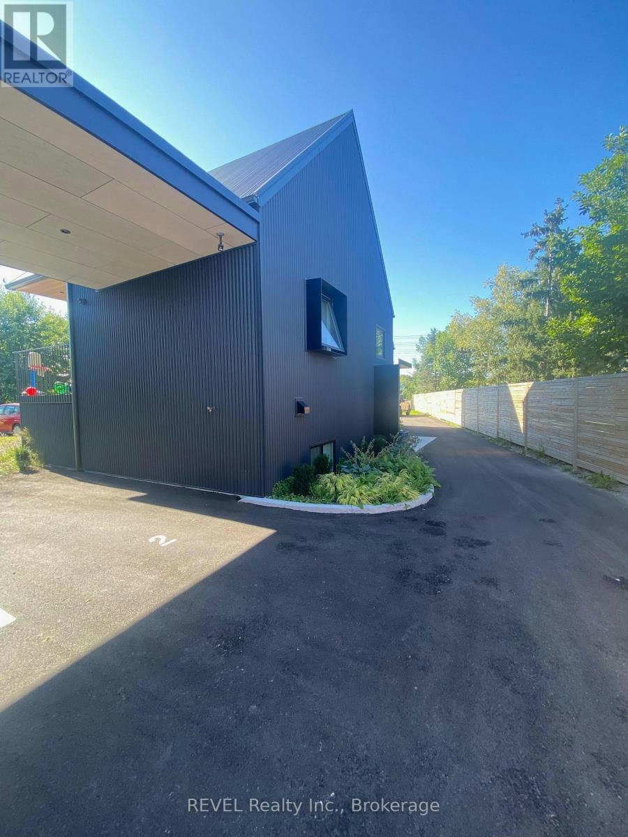 2-5361 Valley Way, Niagara Falls, ON, L2E 1X5 - 2