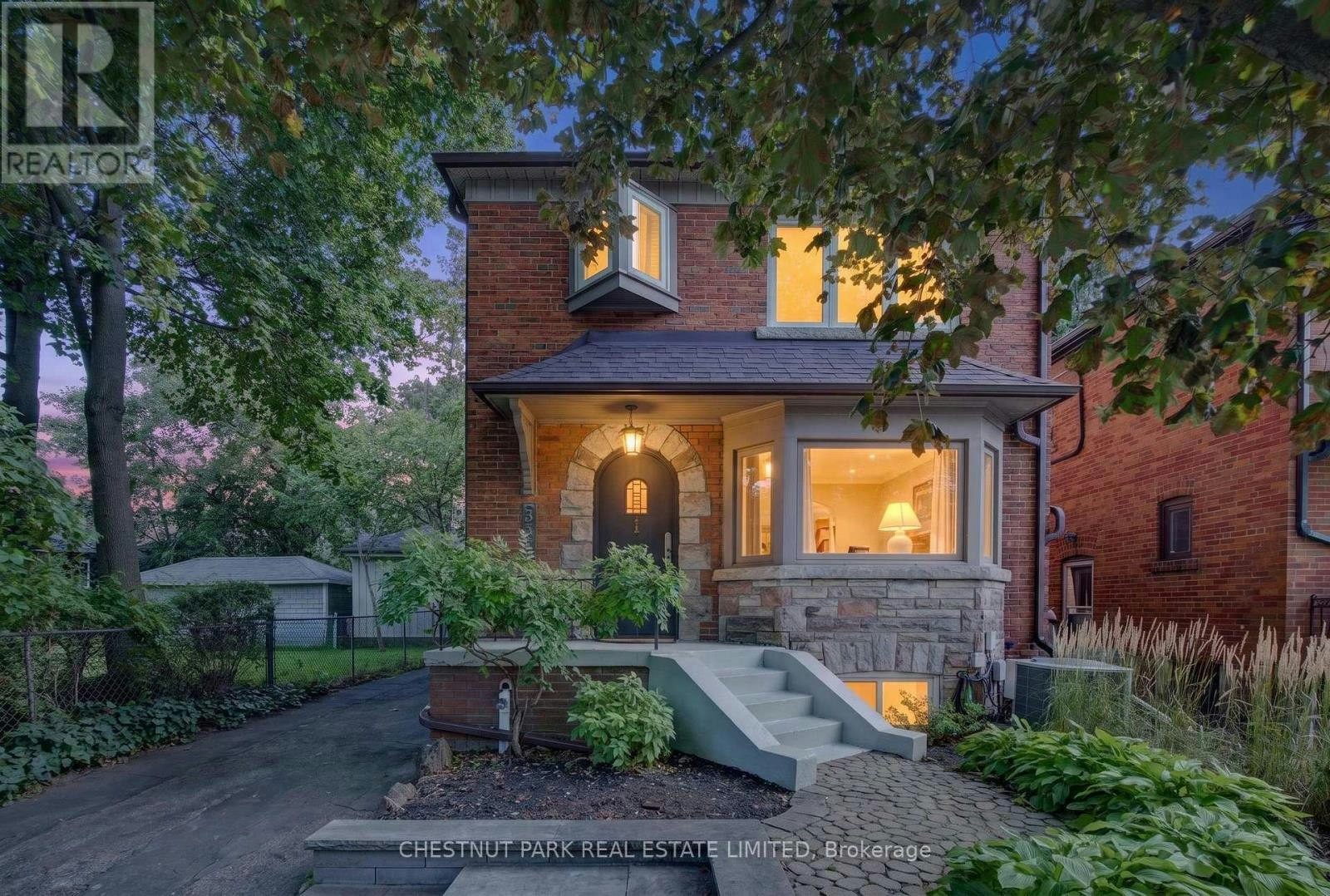 521 Sutherland Drive, Toronto, ON, M4G 1K9