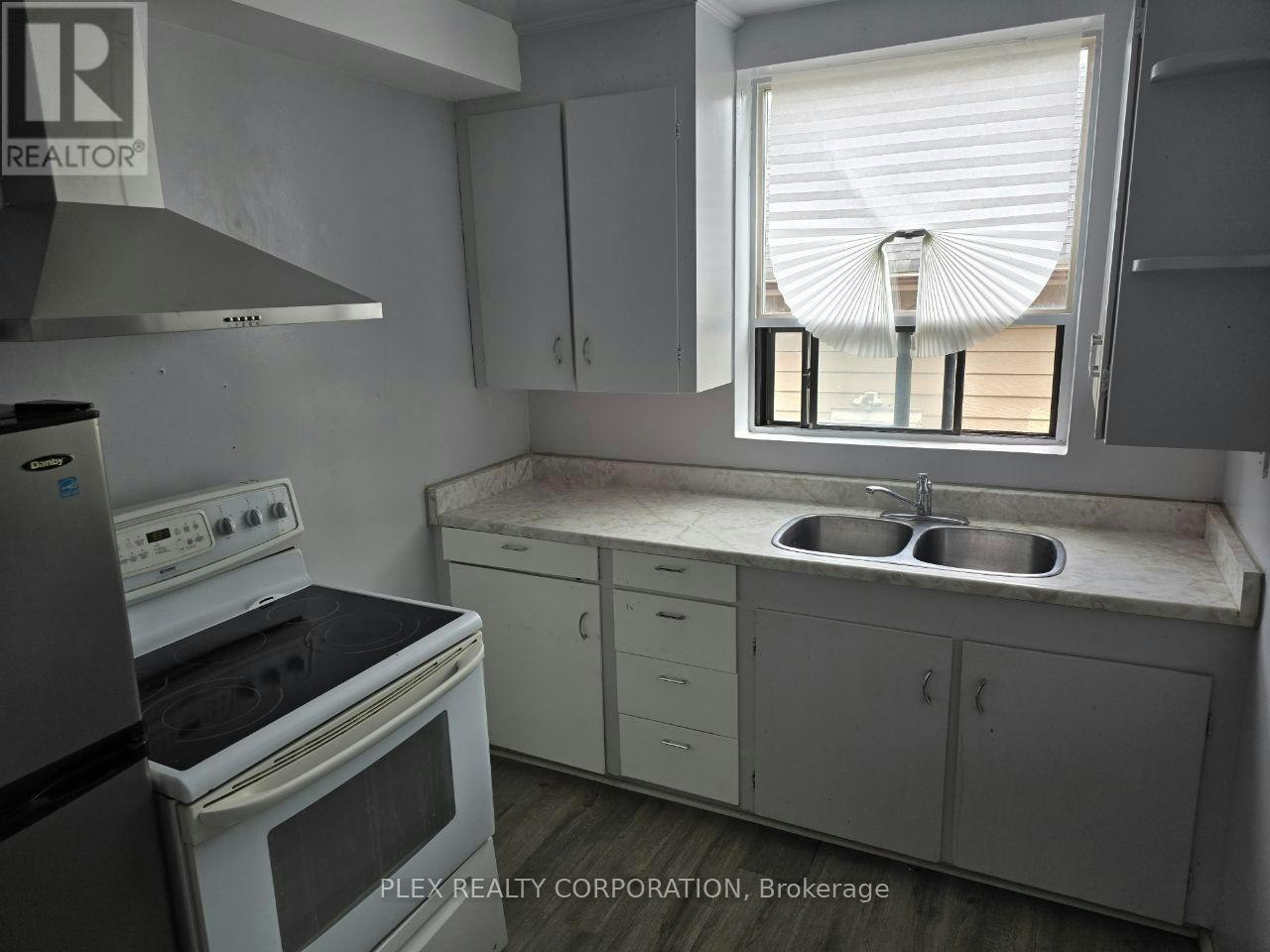 2 25a Milton Street, Toronto, ON, M8Y 2X7 - 7