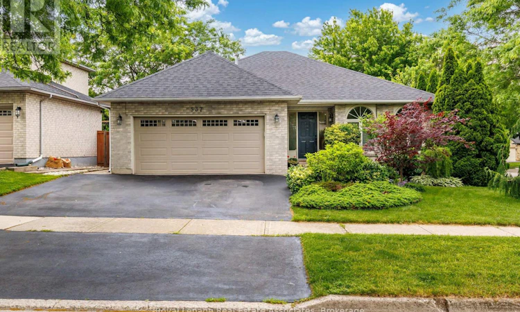 537 Mathewman Crescent