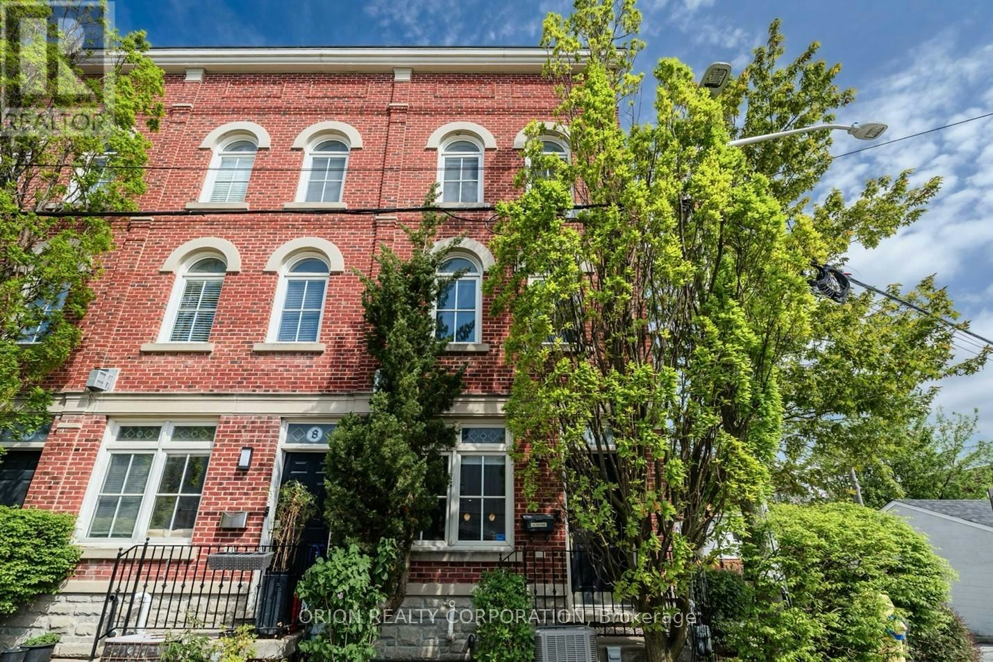 6 St Raymond Heights, Toronto, ON, M6G 4C2