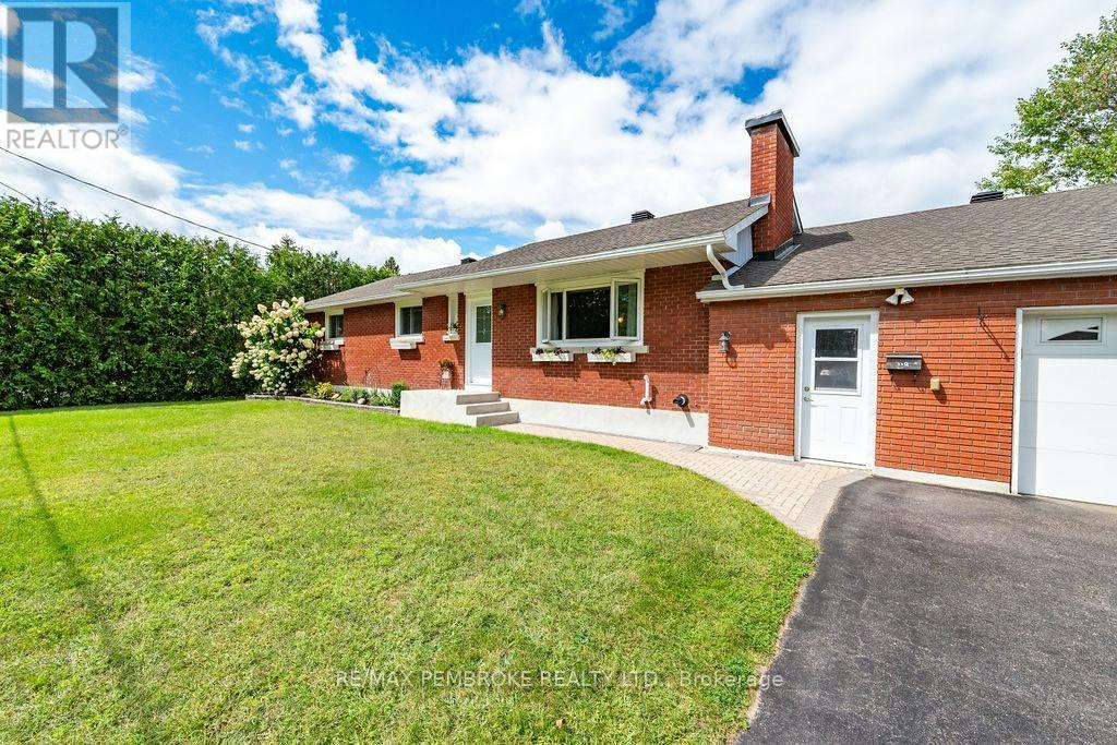13 Sunset Crescent, Petawawa, ON, K8H 2L8