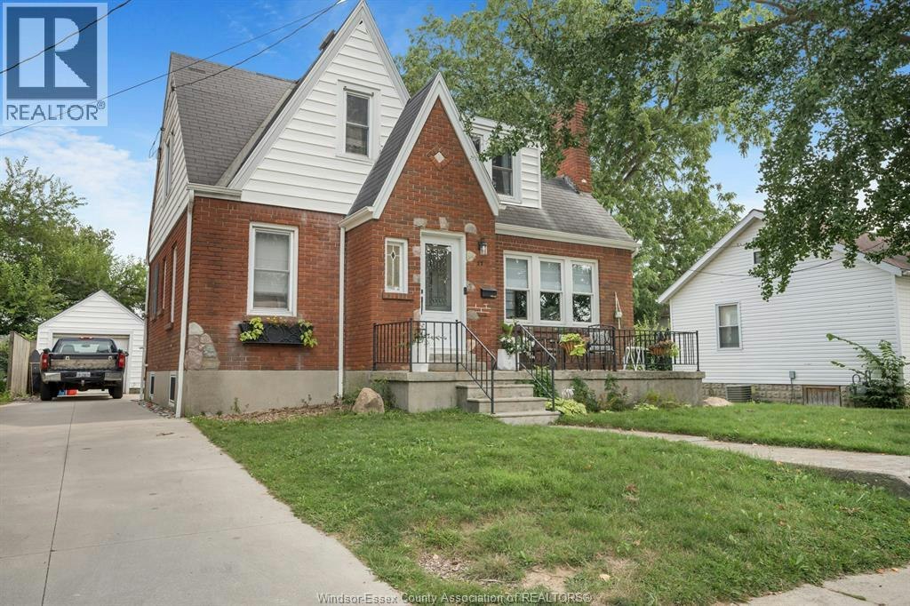 11 College, Chatham-Kent, ON, N7M 4W7