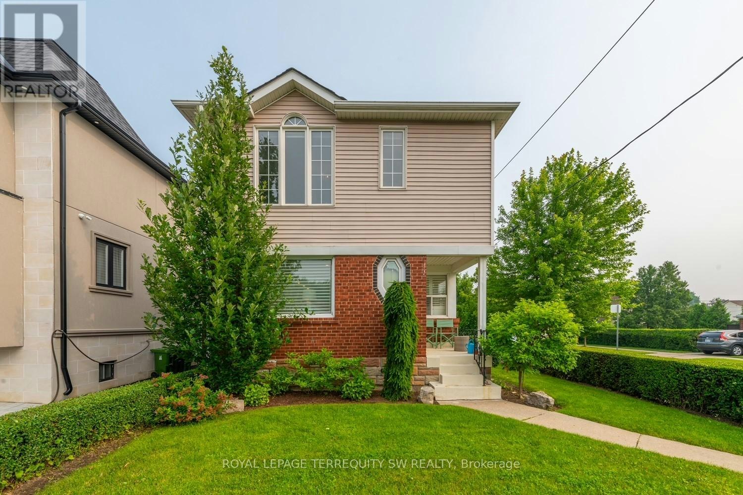 45 Tiago Avenue, Toronto, ON, M4B 2A2 - 4