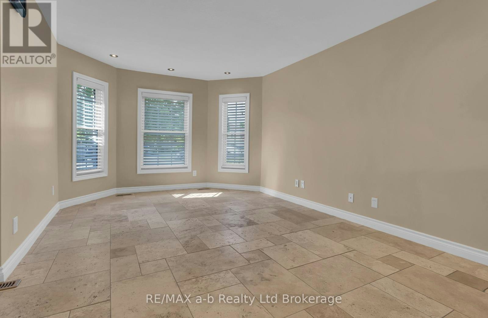 54 Pebble Beach Court, Woodstock, ON, N4S 8X2 - 12