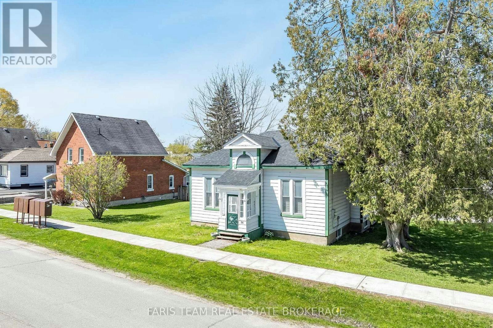 16 Peel Street, Penetanguishene, ON, L9M 1A6