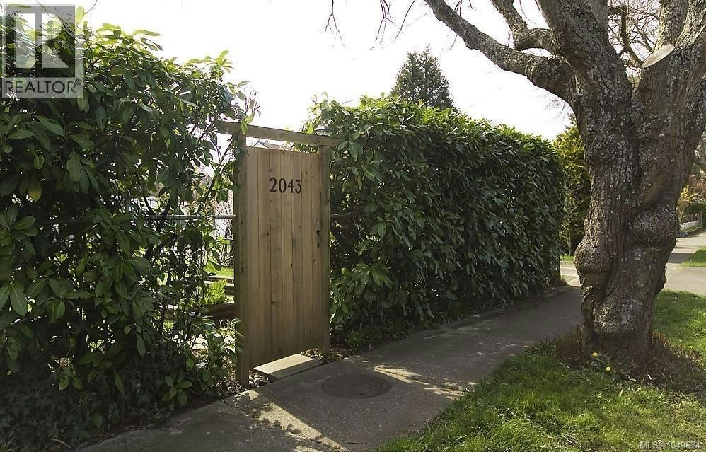 2043 Milton Street, Oak Bay, BC, V8R 1N7
