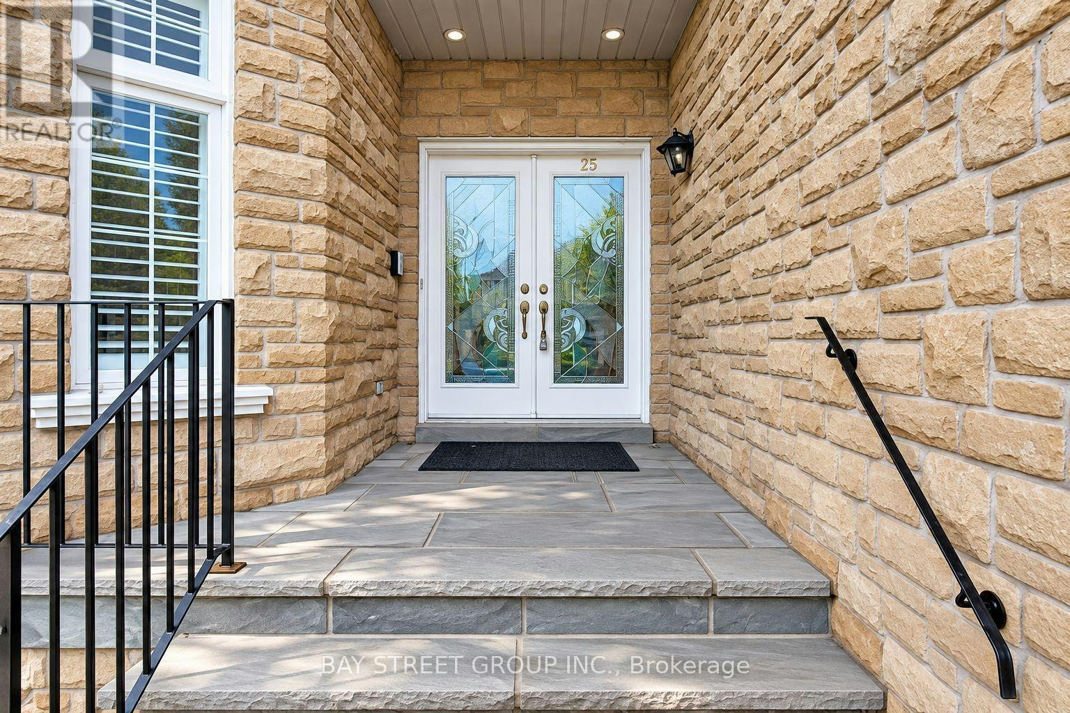 25 Greenshire Street, Richmond Hill, ON, L4B 4V3 2