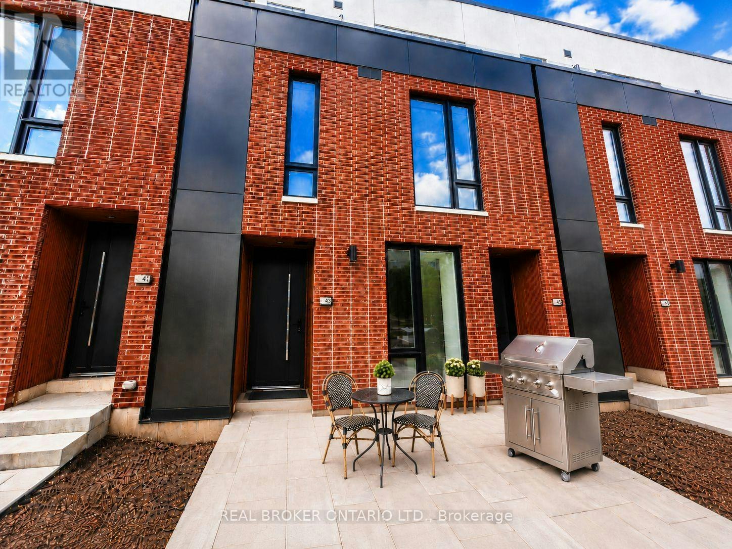43 Everett Common, St. Catharines, ON, L2P 2G3 - 2