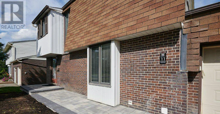 11 Elvaston Avenue, Ottawa, ON, K2G 3T2 - 2