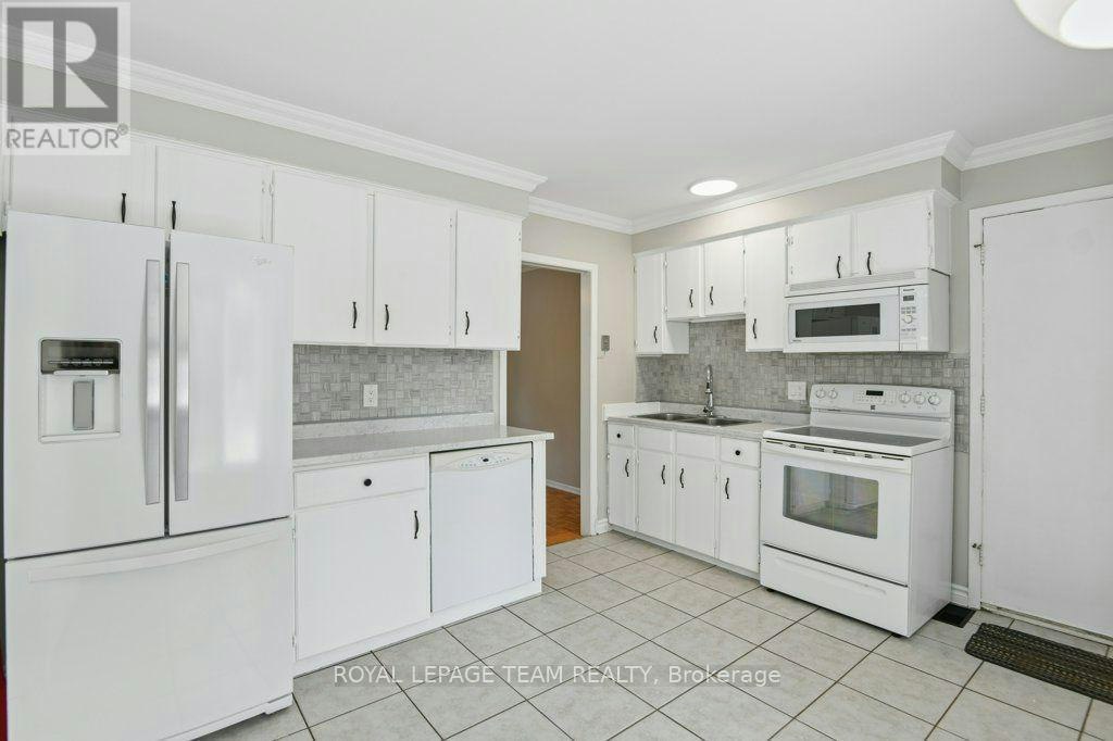 11 Elvaston Avenue, Ottawa, ON, K2G 3T2 - 12