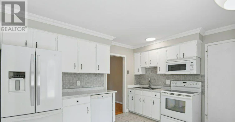 11 Elvaston Avenue, Ottawa, ON, K2G 3T2 - 12