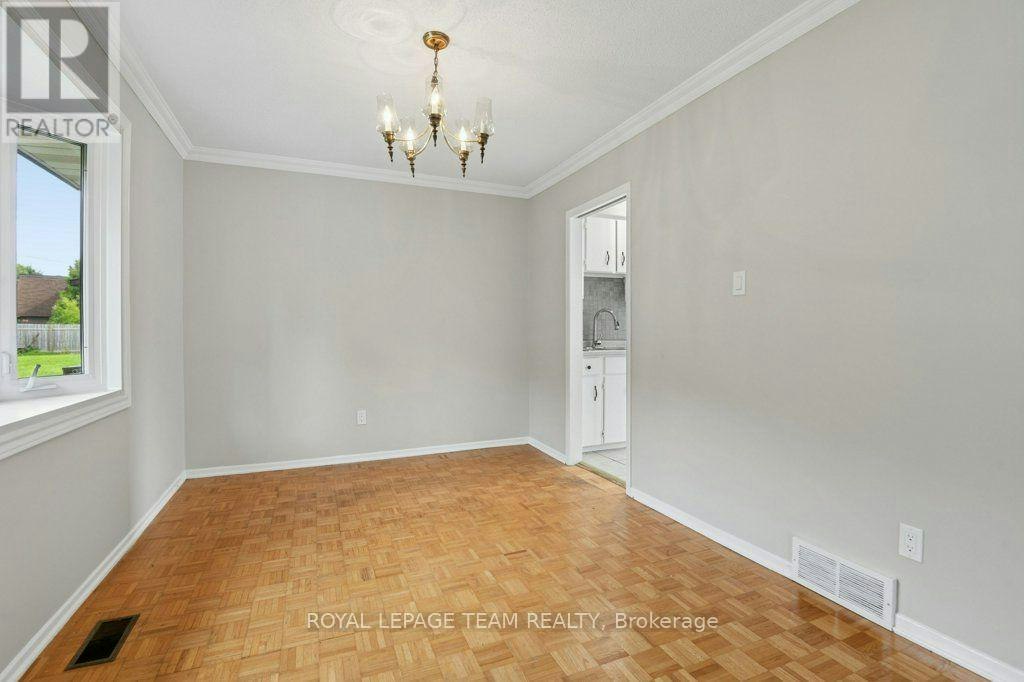 11 Elvaston Avenue, Ottawa, ON, K2G 3T2 - 11