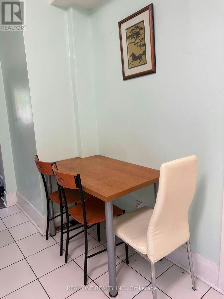 116 Pemberton Avenue, Toronto, ON, M2M 1Y5 - 8