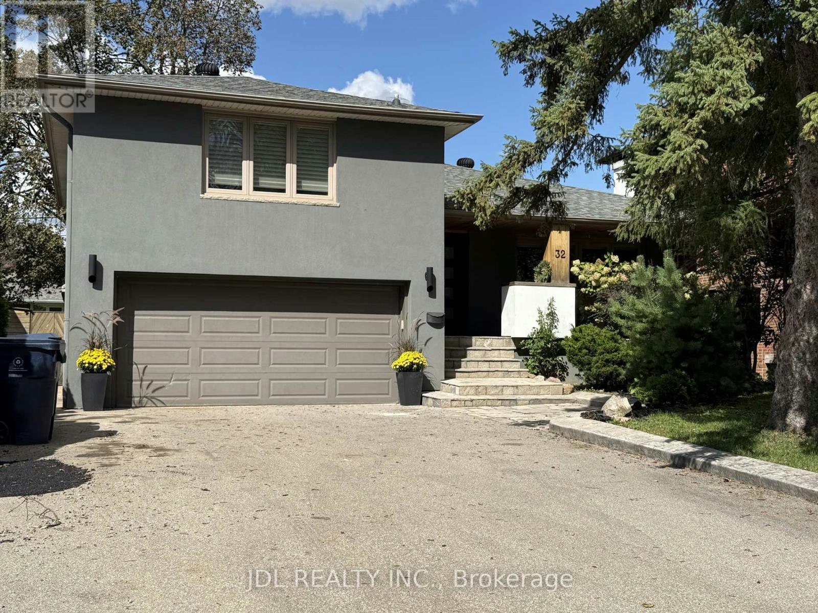 32 Ashmount Crescent, Toronto, ON, M9R 1C7