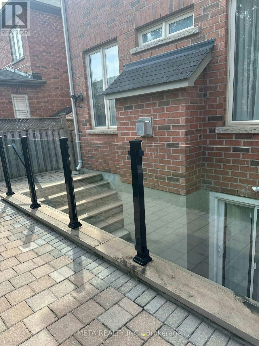 7 Lakewoods Street, Richmond Hill, ON, L4E 0B5 - 2