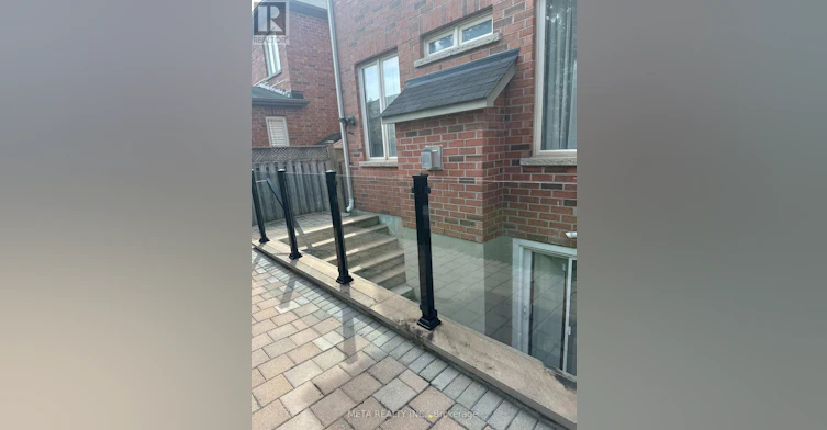7 Lakewoods Street, Richmond Hill, ON, L4E 0B5 - 2