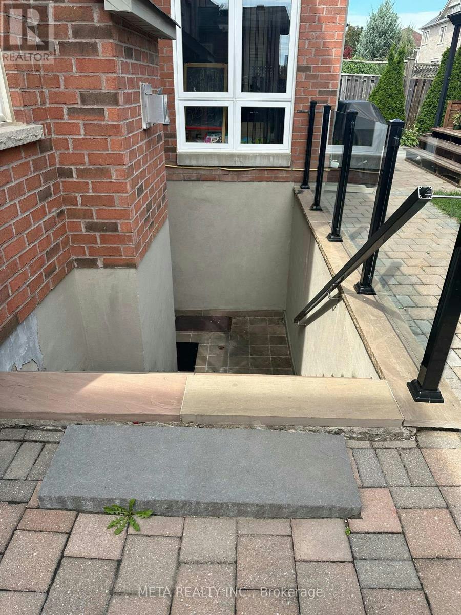 7 Lakewoods Street, Richmond Hill, ON, L4E 0B5 - 3