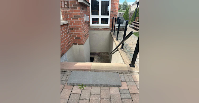 7 Lakewoods Street, Richmond Hill, ON, L4E 0B5 - 3