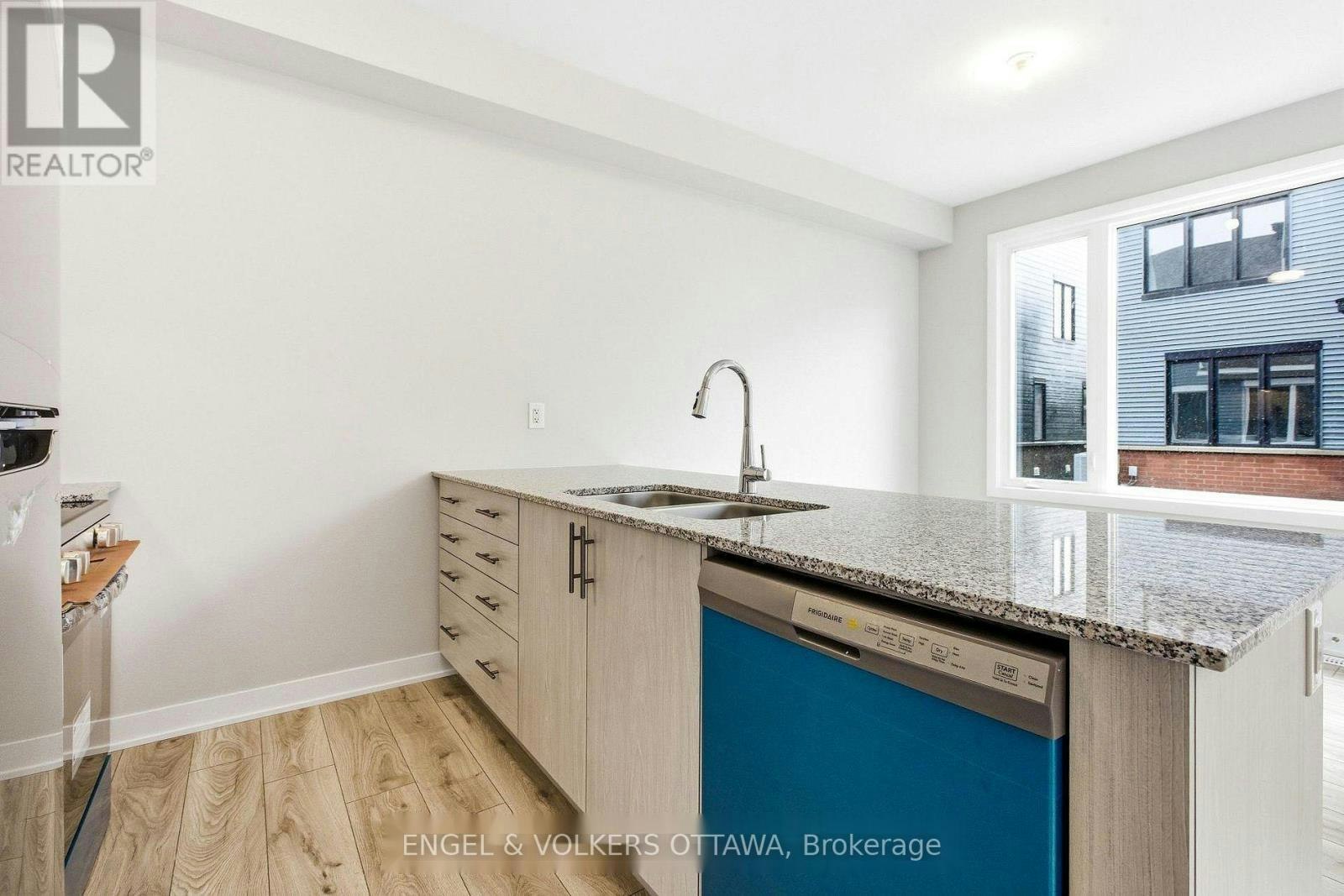 418 Les Emmerson Drive, Ottawa, ON, K2J 4J4 - 8